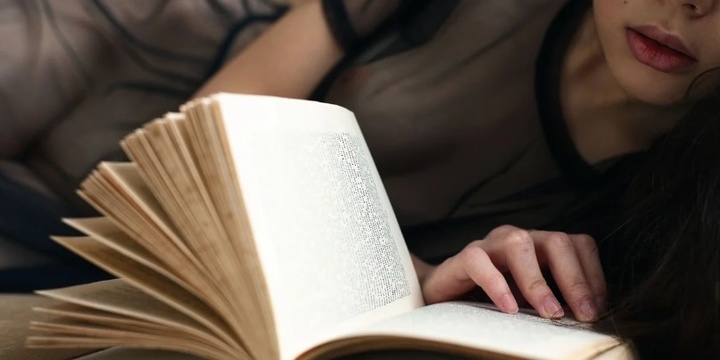 Девушка и книга