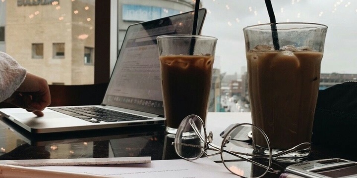 Очки на столе Очки на столе