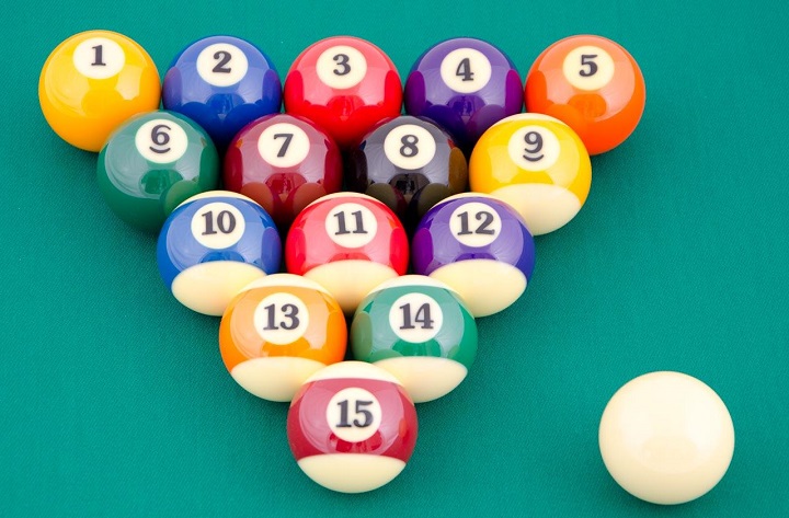 На бильярдном столе лежат 8 одноцветных шара и 8 полосатых шара